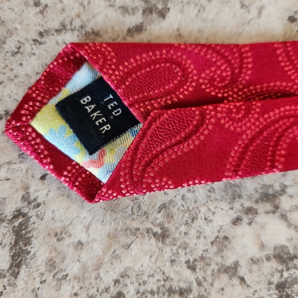 Ted Baker London 100% Imported Silk red paisley tie - Picture 5 of 6